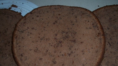 готовий бісквіт, розділений на 3 частини