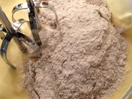 додаємо у збиті жовтки борошно