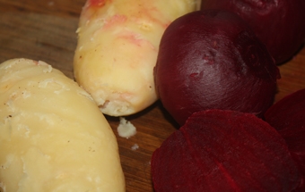 очищаємо варений буряк і картоплю від шкірки