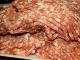 викладаємо в миску м'ясний фарш