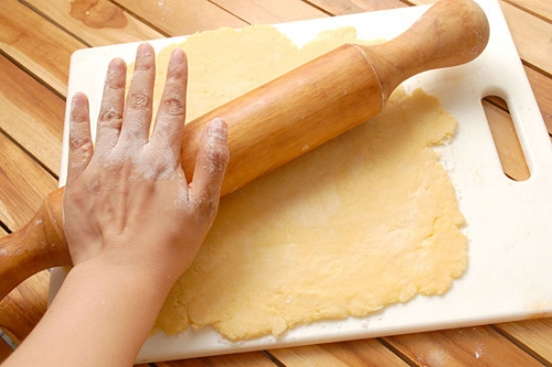 тісто на дошці