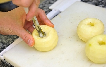 Чистимо і ріжемо яблука