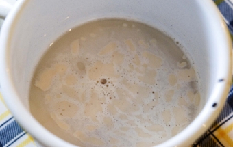 розводимо у воді дріжджі