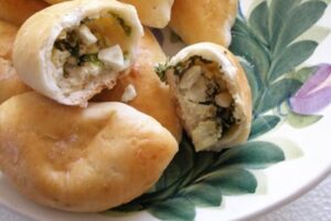 Пиріжки з цибулею і яйцями