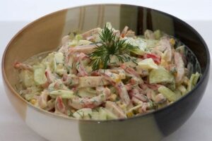 Салат на швидку руку зі свіжих овочів і шинки