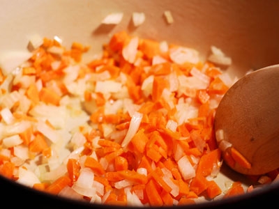 цибулю і моркву на сковороді