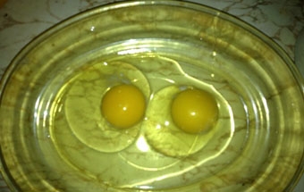 розбиваємо яйця в миску