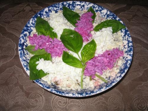 Подаємо оформлений салат