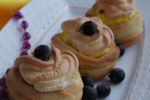 Булочки зі смородиною і сирною начинкою