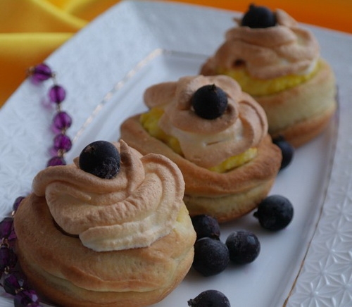 ароматні булочки з сиром і смородиною