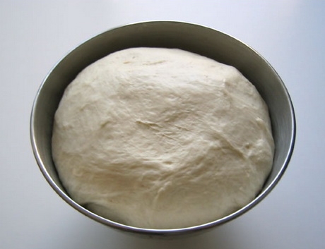 вимішуємо дріжджове тісто