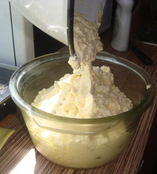 Викладаємо тісто у форму для запікання