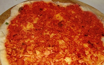 викладаємо поверх сиру м'ясну начинку