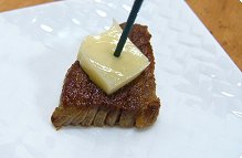 наколюємо на шпажки шматочки яловичини та сиру
