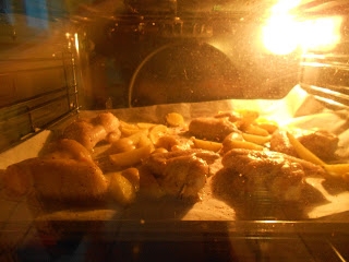 випікаємо курячі крильця з картоплею