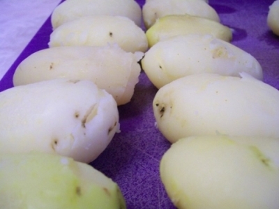 очищаємо картоплю