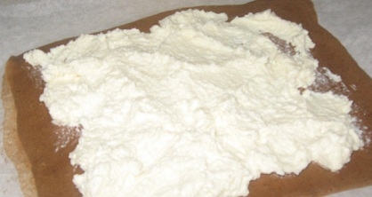 Змащуємо тісто кремом