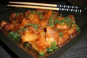 Свинина в кисло-солодкому соусі з ананасами