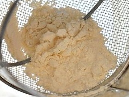 просіваємо борошно для опари