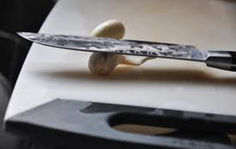 знімаємо з лушпиння часнику