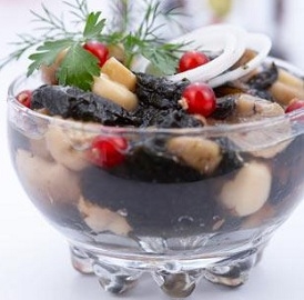 Корисний салат з морською капустою і грибами