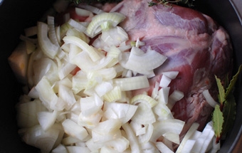 викладаємо баранину з інгредієнтами у форму для запікання