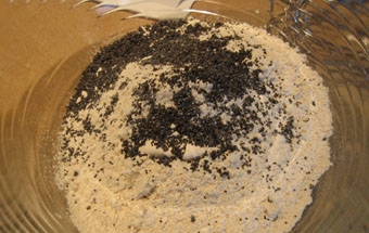 перемішуємо мак з борошном