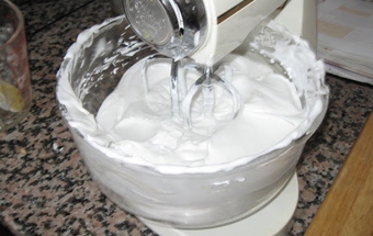 збиваємо яєчні білки з цукром до піків