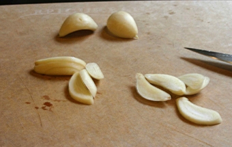 нарізаємо на шматочки часник