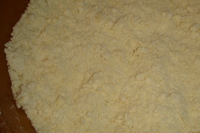 формуємо тісто для насипного пирога