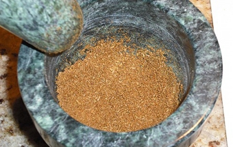 перетираємо коріандр з сіллю