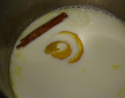 Розігріваємо молоко з цедрою і корицею