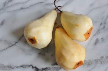 відчищаємо груші від шкірки