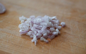 подрібнити цибулю-шалот