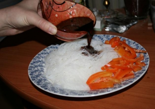 Поливаємо фунчозу соєвим соусом
