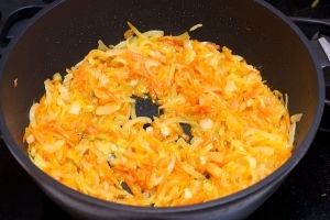 смажимо цибулю з морквою