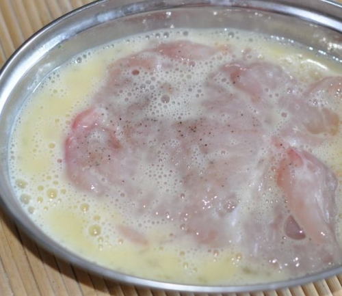 обмачиваем філе в яйці