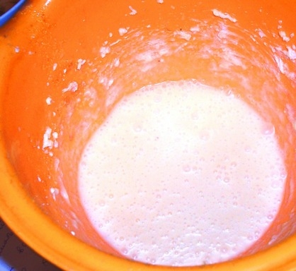 додаємо яйця і мед