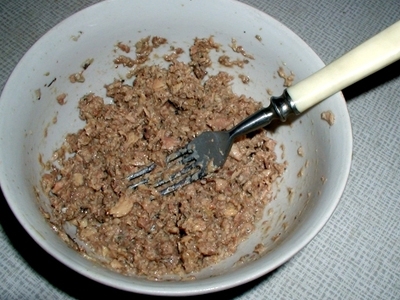 Подрібнюємо консервовану рибу